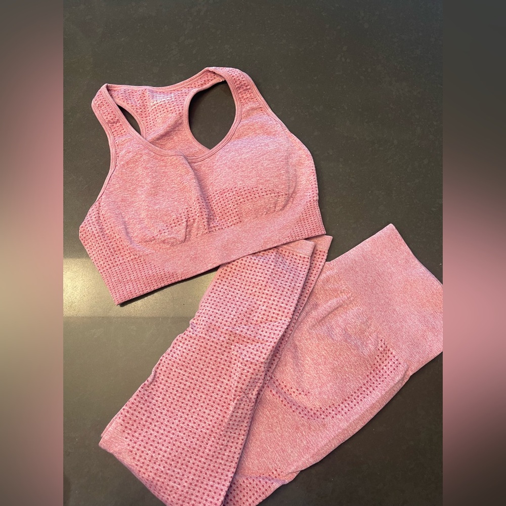 NWOT FITNESS YOGA SPORT DUSTY ROSE SPORT SET M